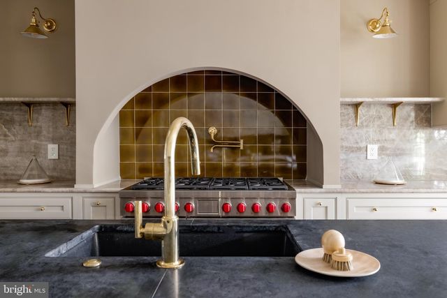 2825 MCGILL TER NW, Washington, DC 20008