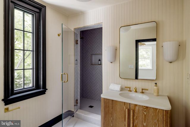 2825 MCGILL TER NW, Washington, DC 20008