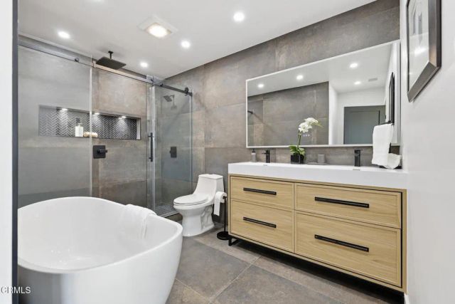 2001 Kenilworth Avenue Avenue, Los Angeles, CA 90039