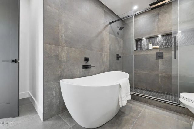 2001 Kenilworth Avenue Avenue, Los Angeles, CA 90039