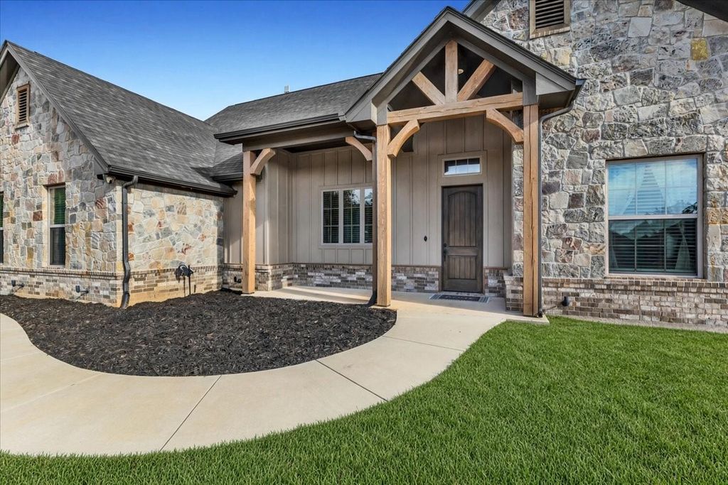 127 Paradise Oaks Court, Paradise, TX 76073