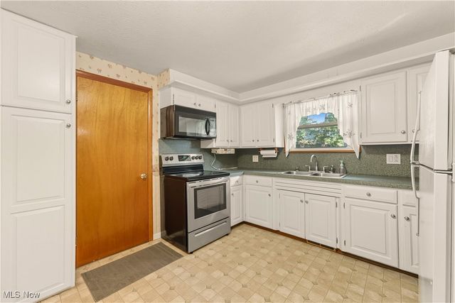 2406 Nottingham Street NW, Massillon, OH 44646