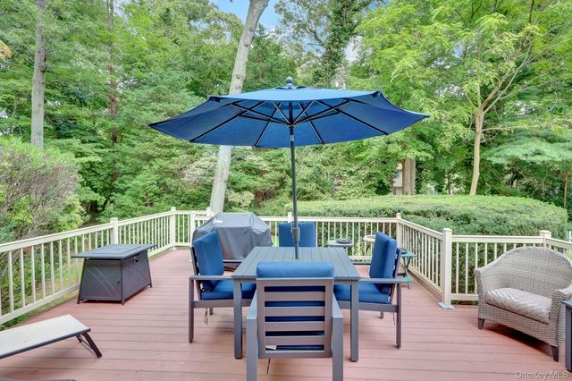43 Huyler Court, Setauket, NY 11733