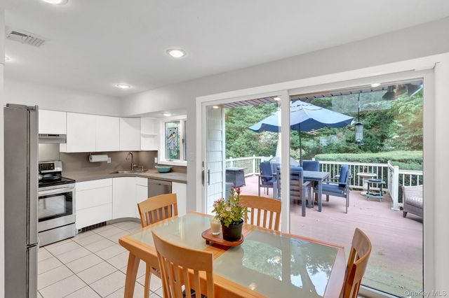 43 Huyler Court, Setauket, NY 11733