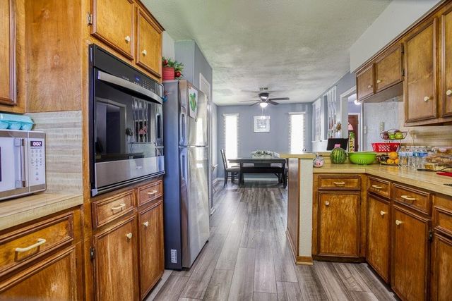 1817 Dolphin Dr, Portland, TX 78374