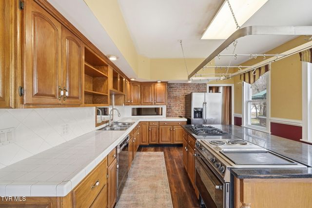 1221 West Sullivan Street, Kingsport, TN 37660