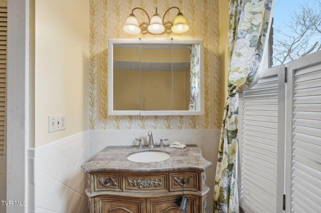 1221 West Sullivan Street, Kingsport, TN 37660