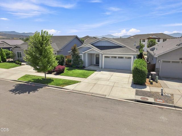 1754 Dragon Tail Place, Medford, OR 97504