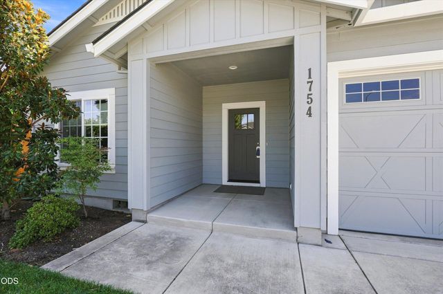 1754 Dragon Tail Place, Medford, OR 97504