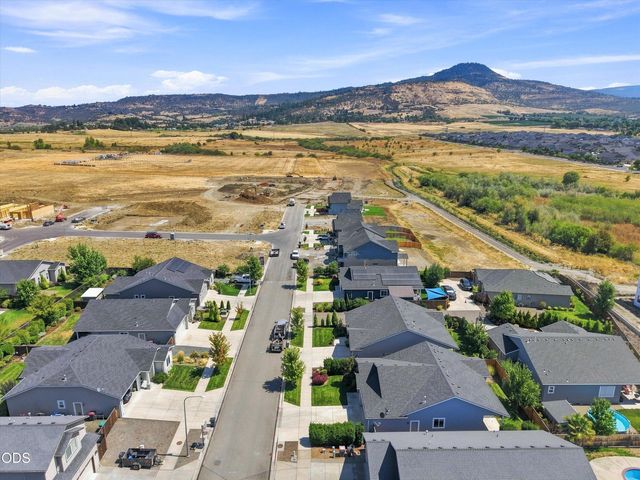 1754 Dragon Tail Place, Medford, OR 97504