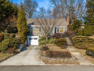 5 Hillside Avenue, Roslyn Heights, NY 11577