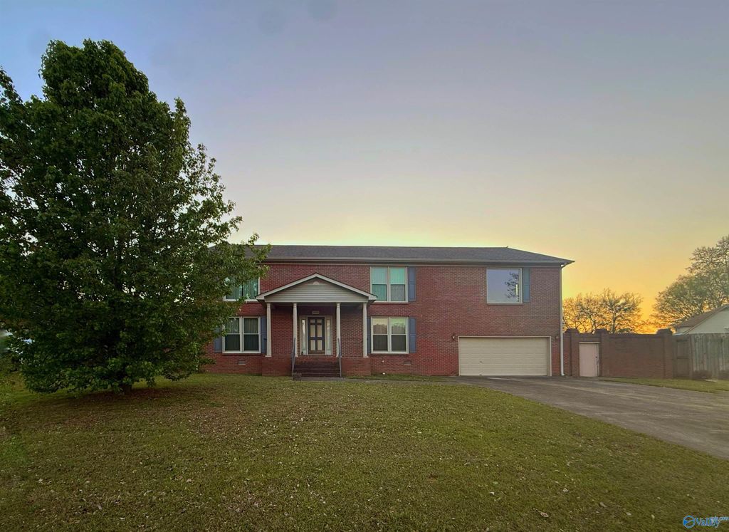 9608 SE Waldrop Drive SE, Huntsville, AL 35803