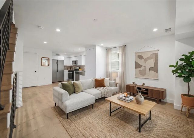 171 S Hoover, Los Angeles, CA 90004