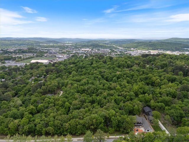 1835 W Markham Road, Fayetteville, AR 72701