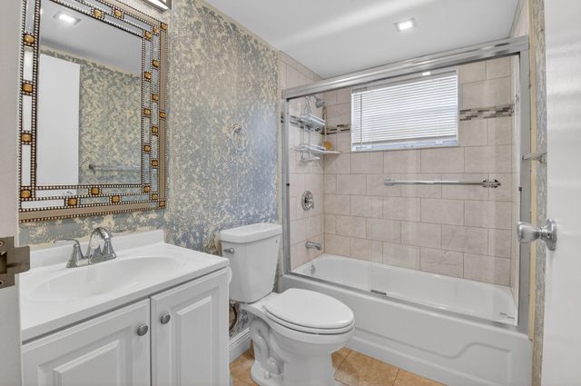 204 Flanders E, Delray Beach, FL 33484