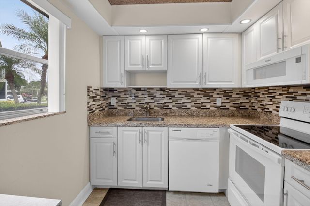 204 Flanders E, Delray Beach, FL 33484