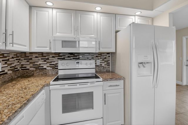 204 Flanders E, Delray Beach, FL 33484