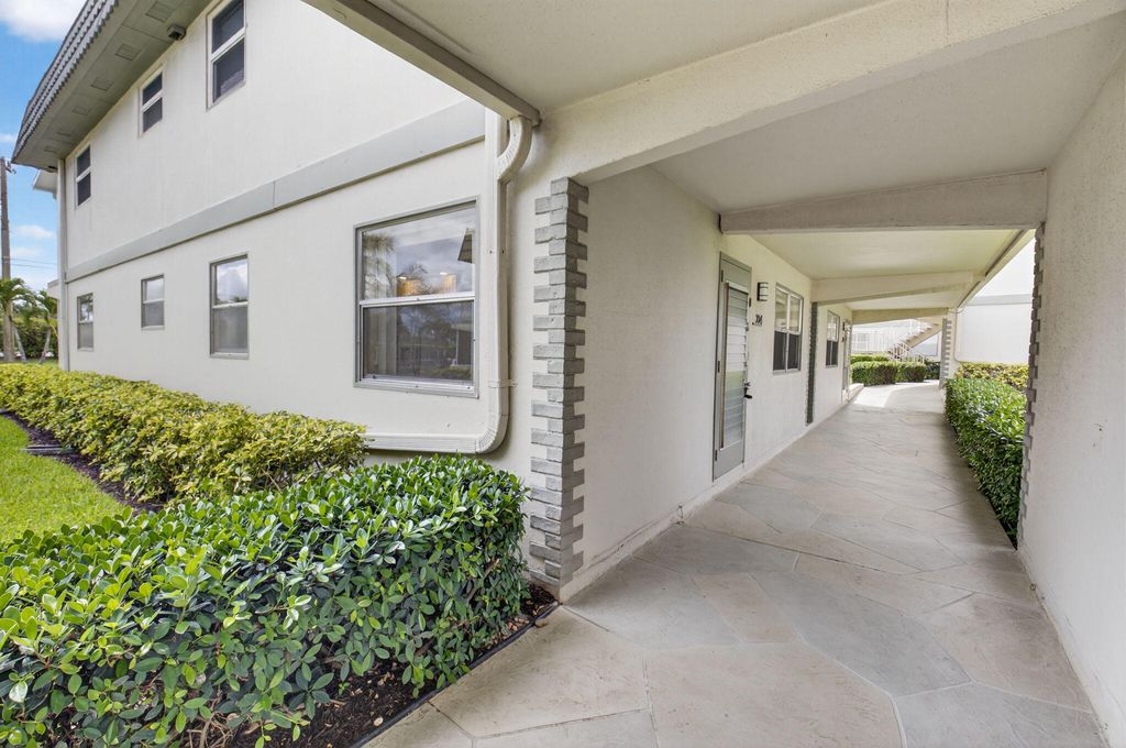 204 Flanders E, Delray Beach, FL 33484