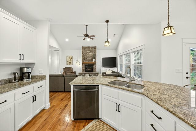 13 Portabello Way, Eagle Point, OR 97524