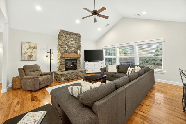 13 Portabello Way, Eagle Point, OR 97524