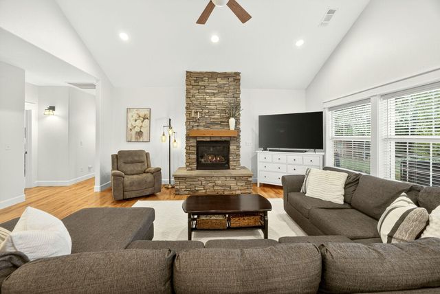 13 Portabello Way, Eagle Point, OR 97524