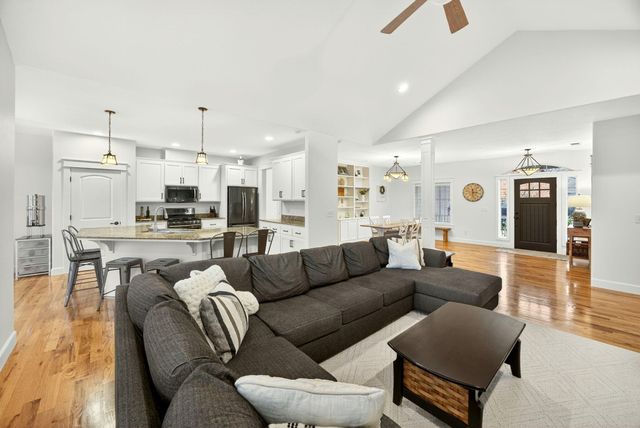 13 Portabello Way, Eagle Point, OR 97524