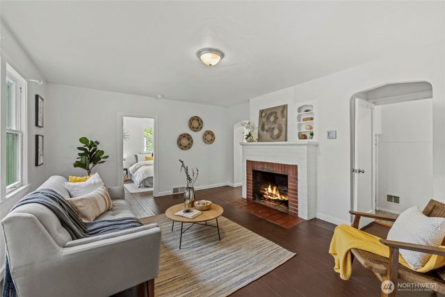 3915 S Brandon St, Seattle, WA 98118