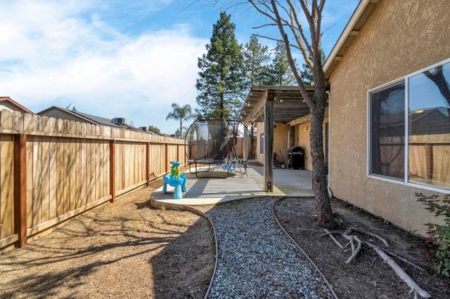 685 W Lake Street, Kingsburg, CA 93631