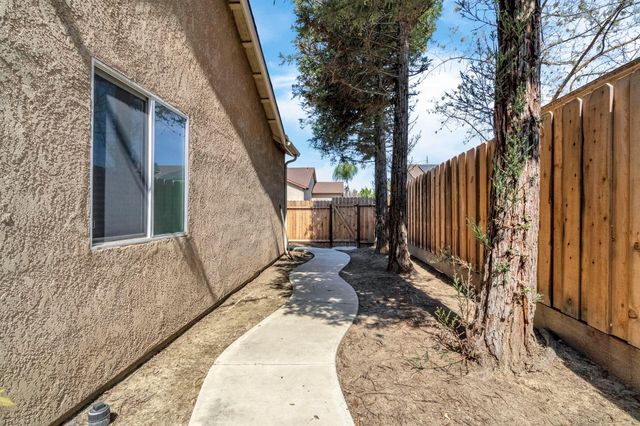 685 W Lake Street, Kingsburg, CA 93631