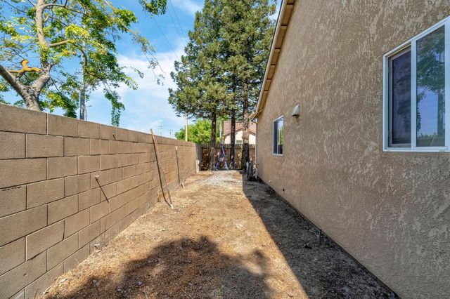 685 W Lake Street, Kingsburg, CA 93631