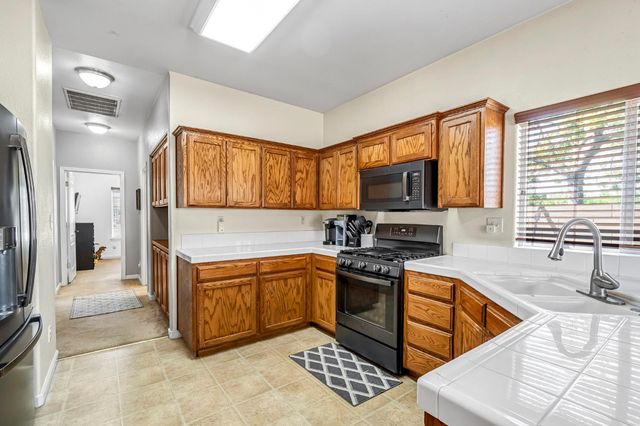 685 W Lake Street, Kingsburg, CA 93631