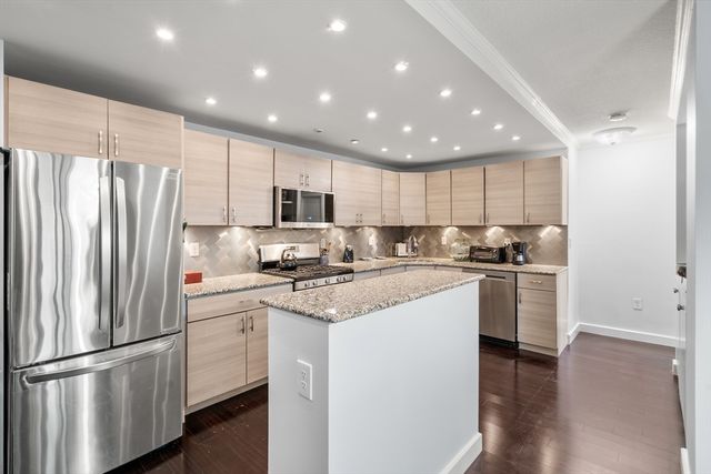 9 Hawthorne Place 7E, Boston, MA 02114