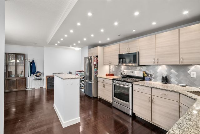 9 Hawthorne Place 7E, Boston, MA 02114