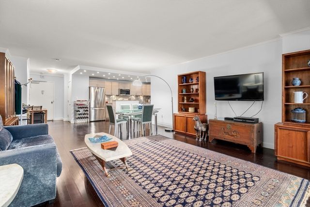 9 Hawthorne Place 7E, Boston, MA 02114