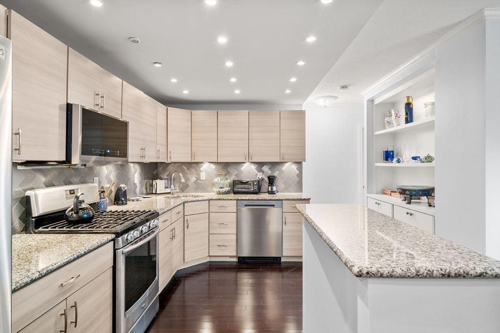 9 Hawthorne Place 7E, Boston, MA 02114