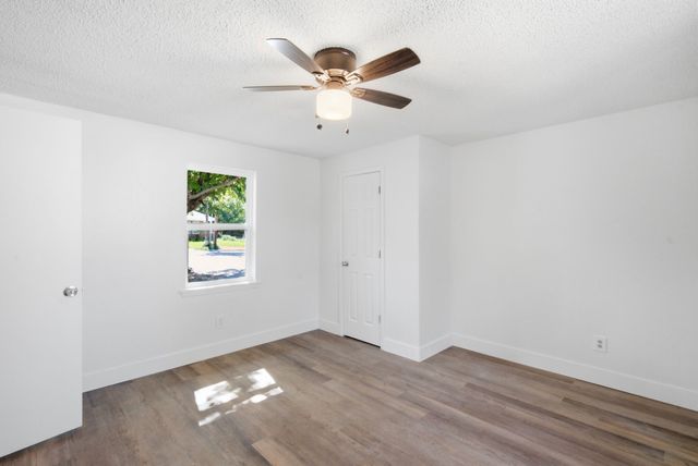 905 N Rusk Street, Weatherford, TX 76086