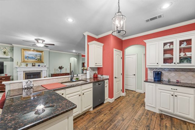 1243 Chartres, Oak Ridge, TX 75142
