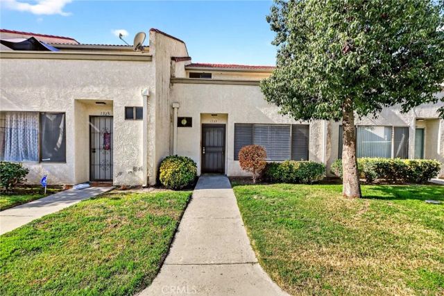 1325 W Latham, Hemet, CA 92543