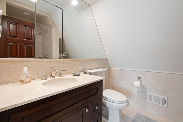 34 BRIDLEWOOD Road, Northbrook, IL 60062