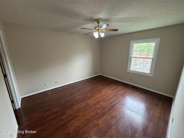 8600 Tannen Dr, Louisville, KY 40242
