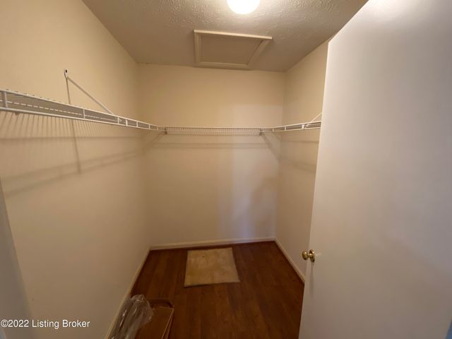 8600 Tannen Dr, Louisville, KY 40242