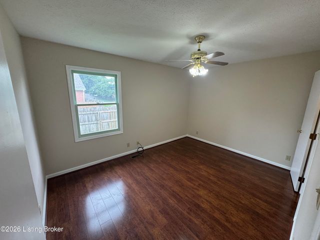 8600 Tannen Dr, Louisville, KY 40242