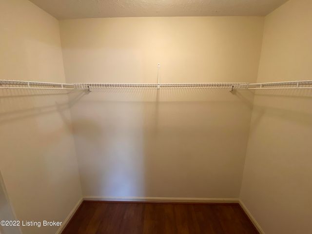 8600 Tannen Dr, Louisville, KY 40242