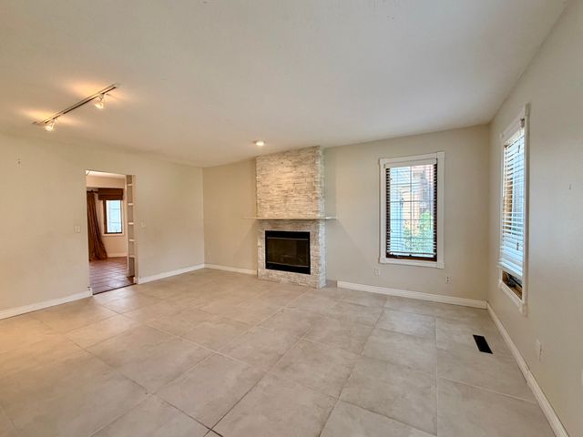 1828 NW 87th Place, Clive, IA 50325