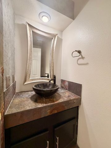 1828 NW 87th Place, Clive, IA 50325