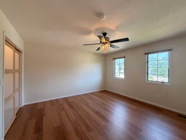 1828 NW 87th Place, Clive, IA 50325