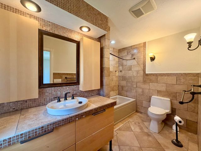1828 NW 87th Place, Clive, IA 50325