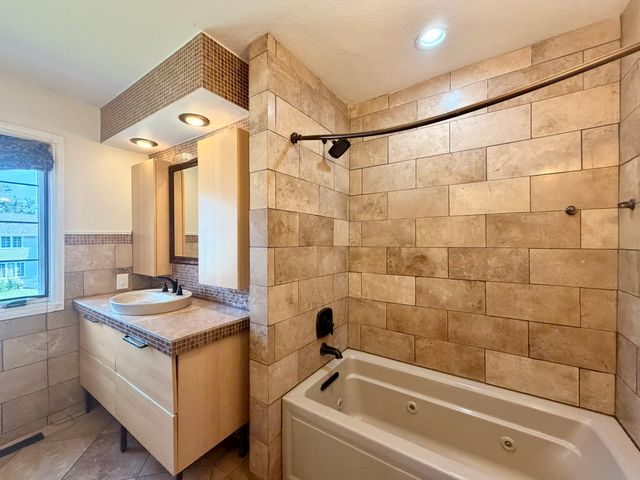 1828 NW 87th Place, Clive, IA 50325