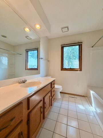1828 NW 87th Place, Clive, IA 50325