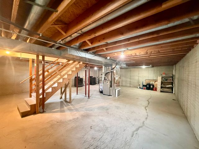 1828 NW 87th Place, Clive, IA 50325